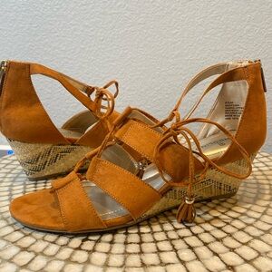 New Bandolino rustic orange wedge short heels with strappy tassels, zips in back